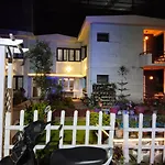 Hotel Seven Roads