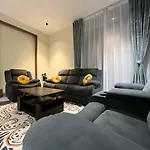 Golden Creeper, Luxe Villa
