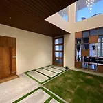Golden Creeper, Luxe Villa