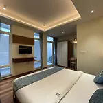 Golden Creeper, Luxe Villa