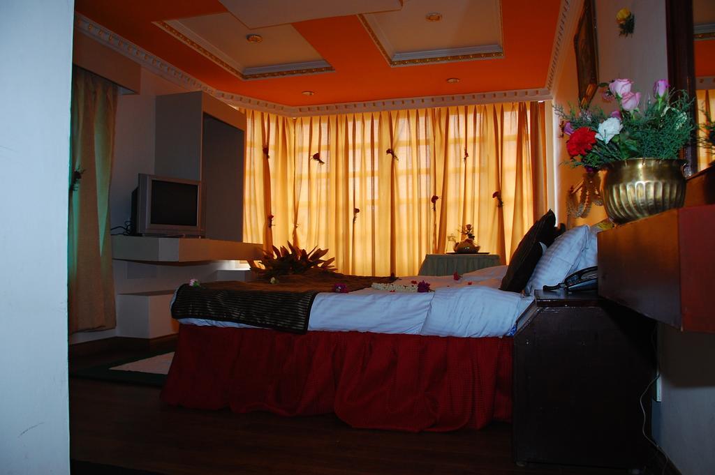 Gurupriya Hotel