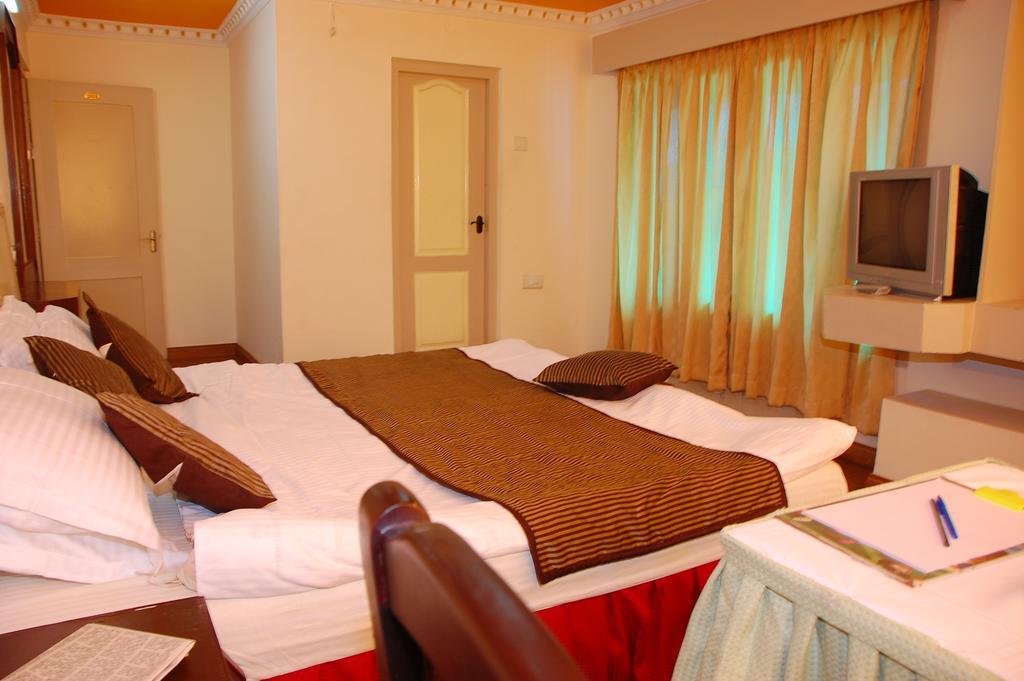 Hotel Gurupriya