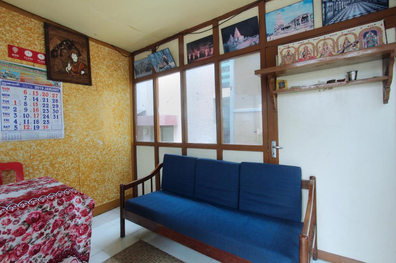 Oyo Flagship 28288 Rr Residency 3*