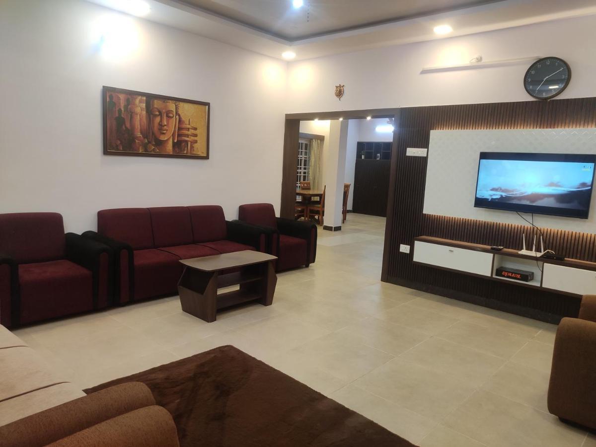 Chill Breeze Castle: 4bhk With & Mountain Views