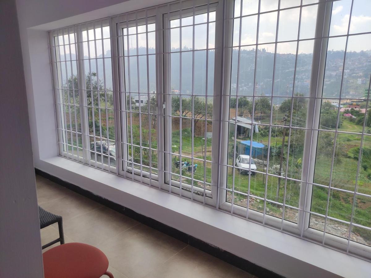 Chill Breeze Castle: 4bhk With & Mountain Views Homestay