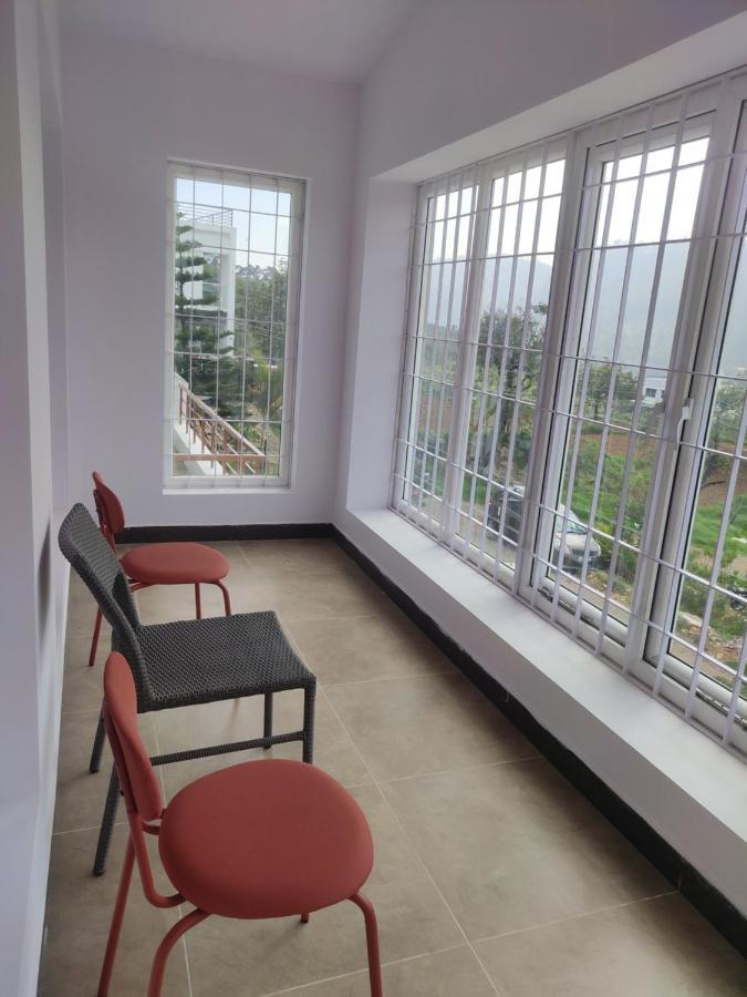 Chill Breeze Castle: 4bhk With & Mountain Views *