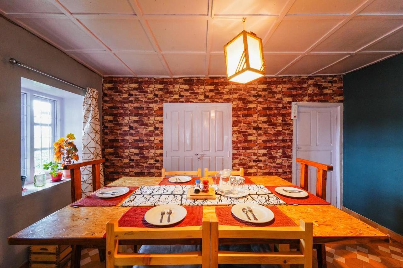 Villa De Huts