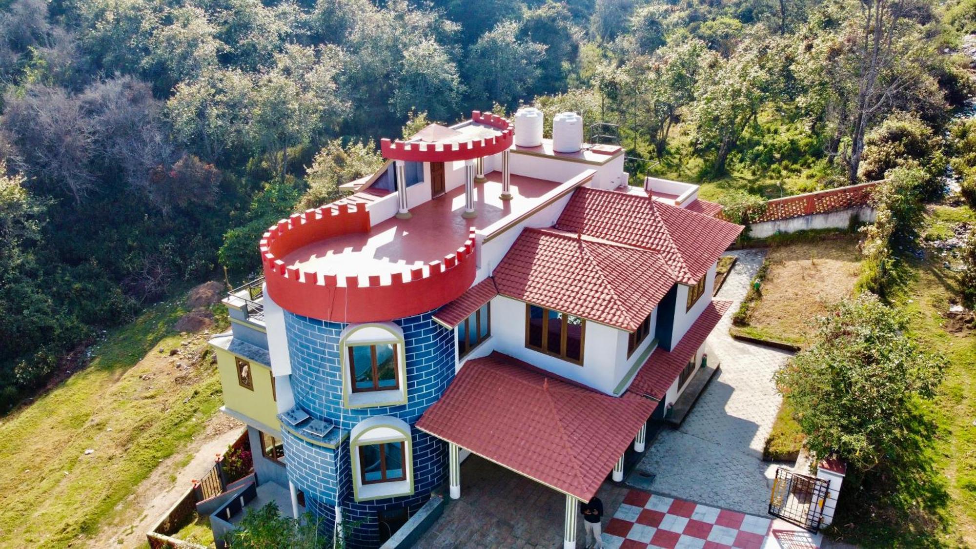 Willostays Alpine Mansion 6bhk Holiday home