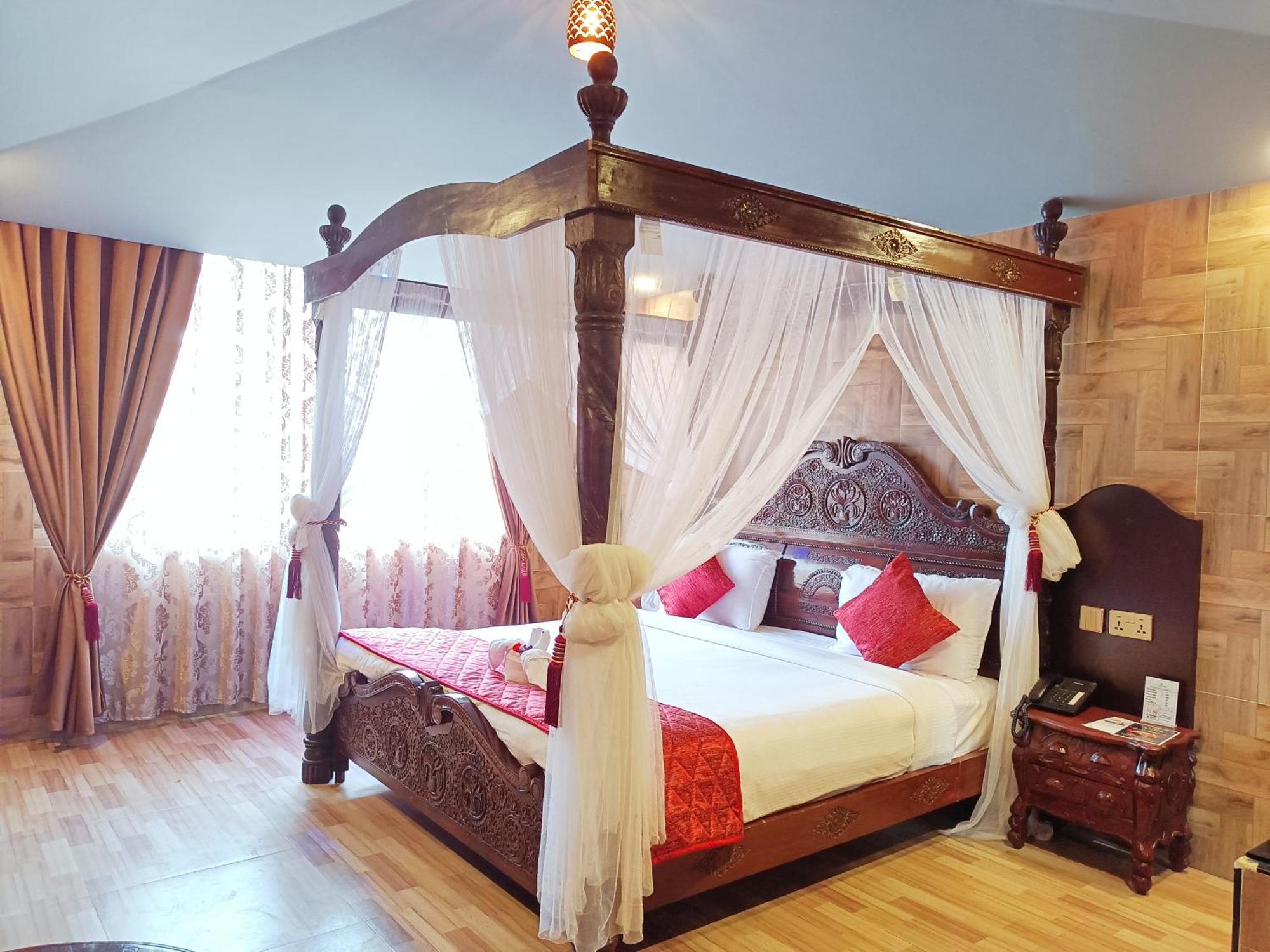 Hotel Hyders Park- The Luxury