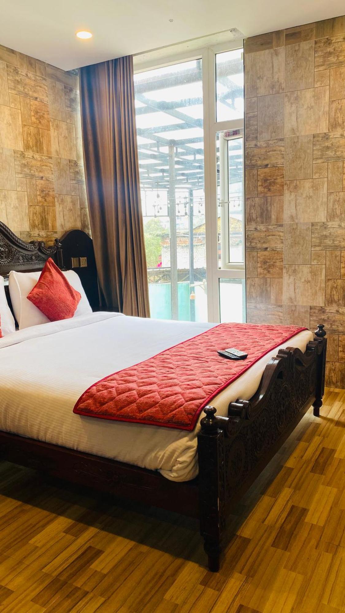 Hotel Hyders Park- The Luxury
