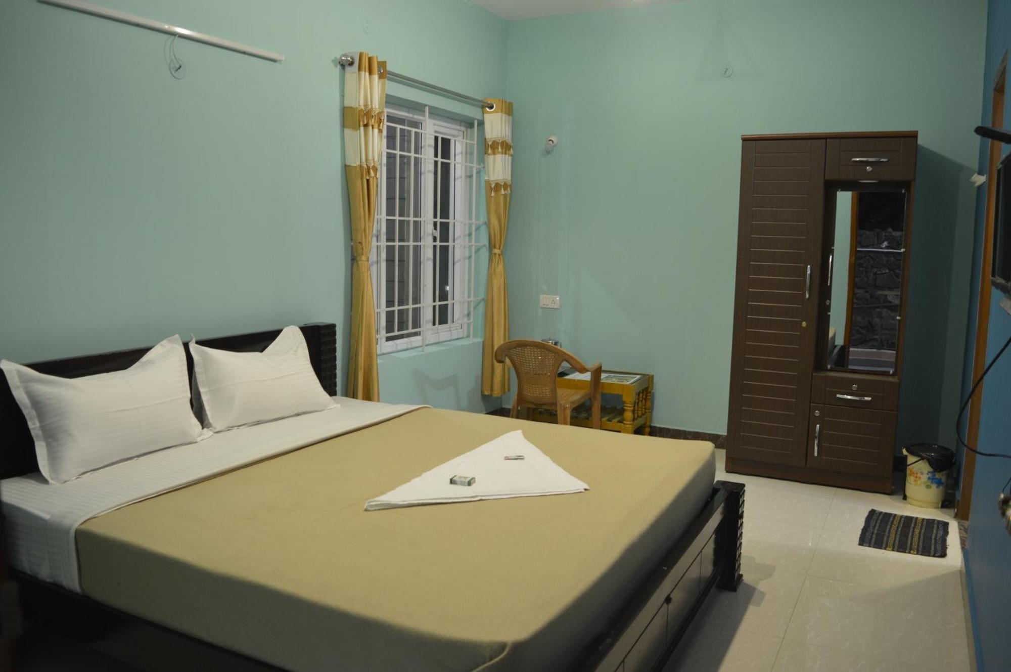 Guest house Aaram Holidays Phase1 *