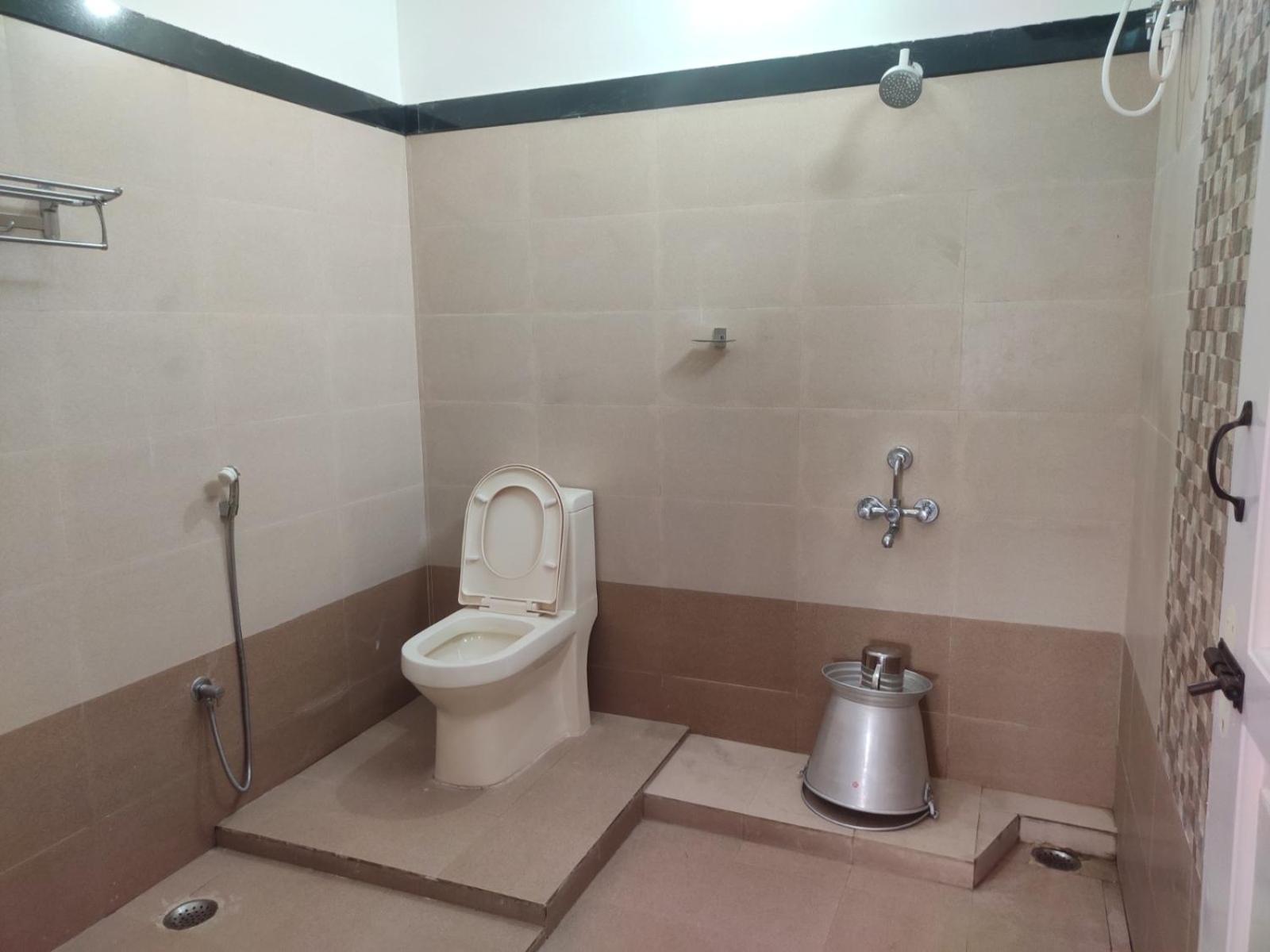 Chill Breeze Castle: 4bhk With & Mountain Views