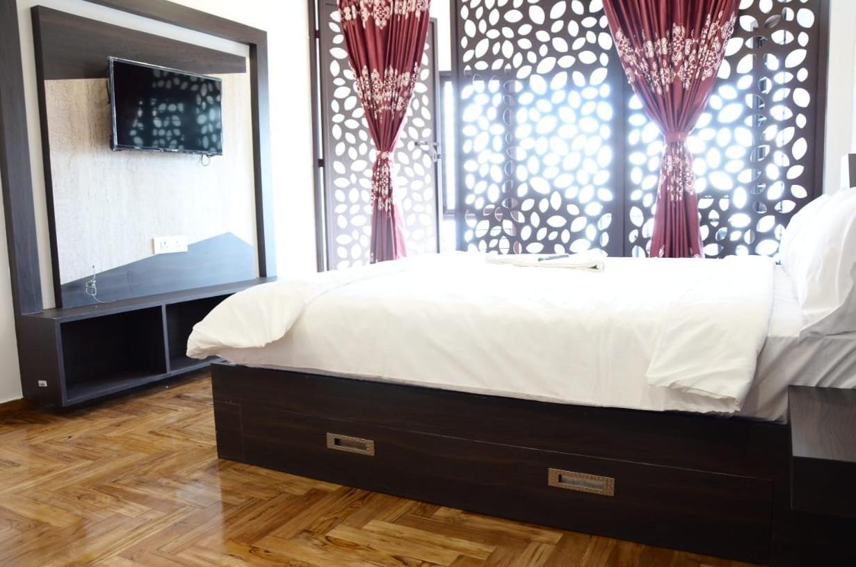Crescent Homestay *