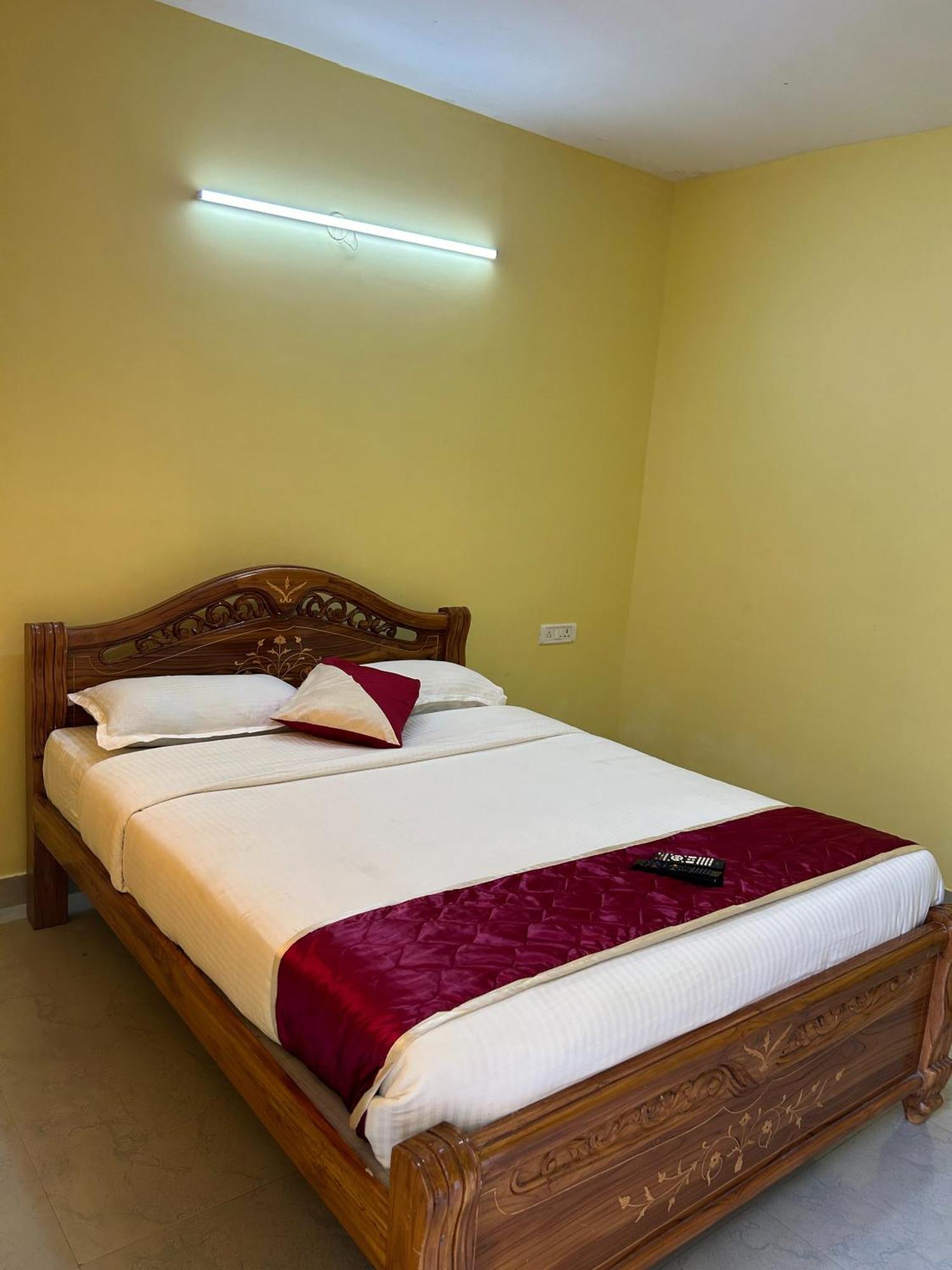 Hotel Jrs Guest House, *