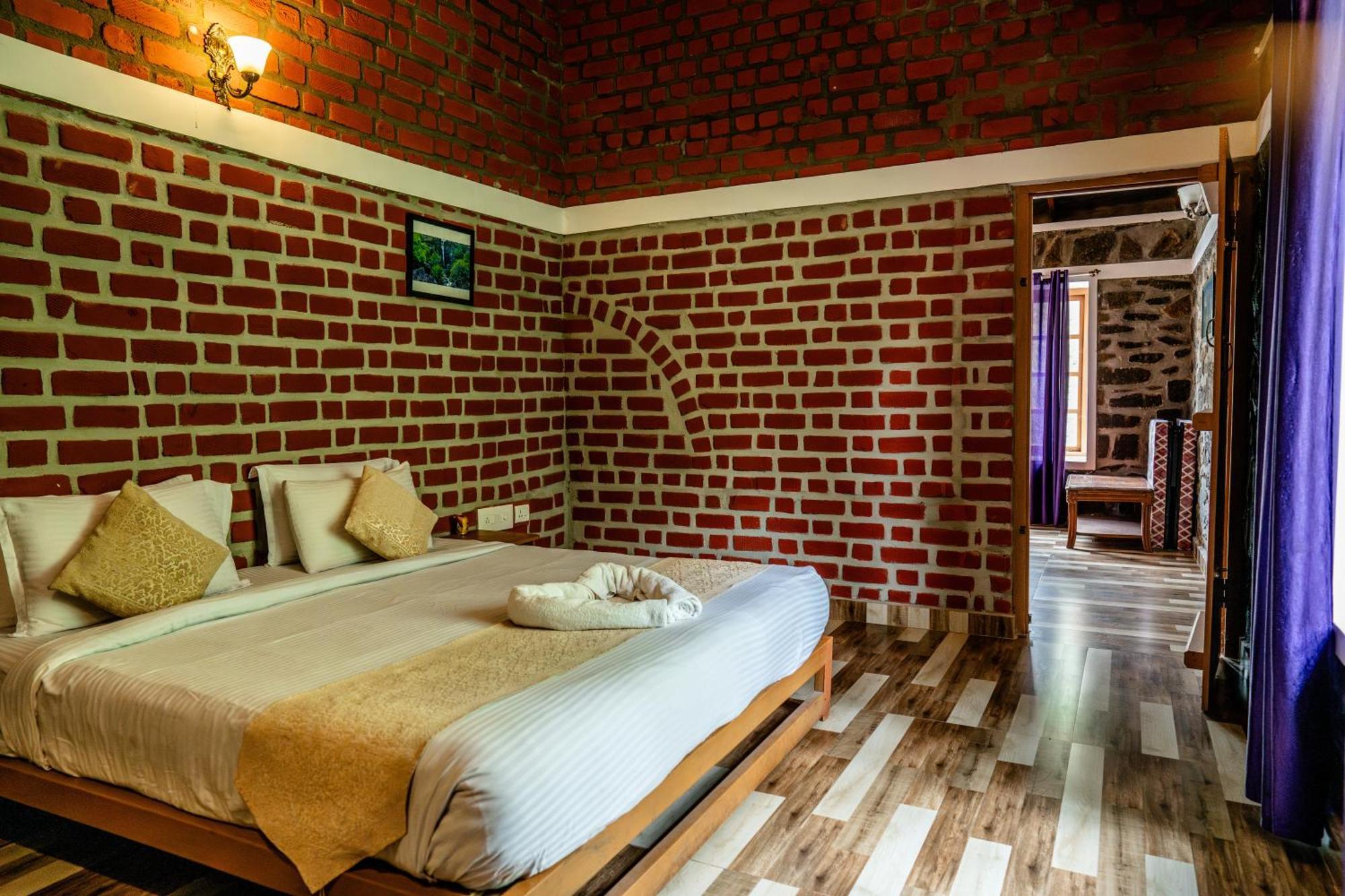 Zacs Valley Resort, Resort