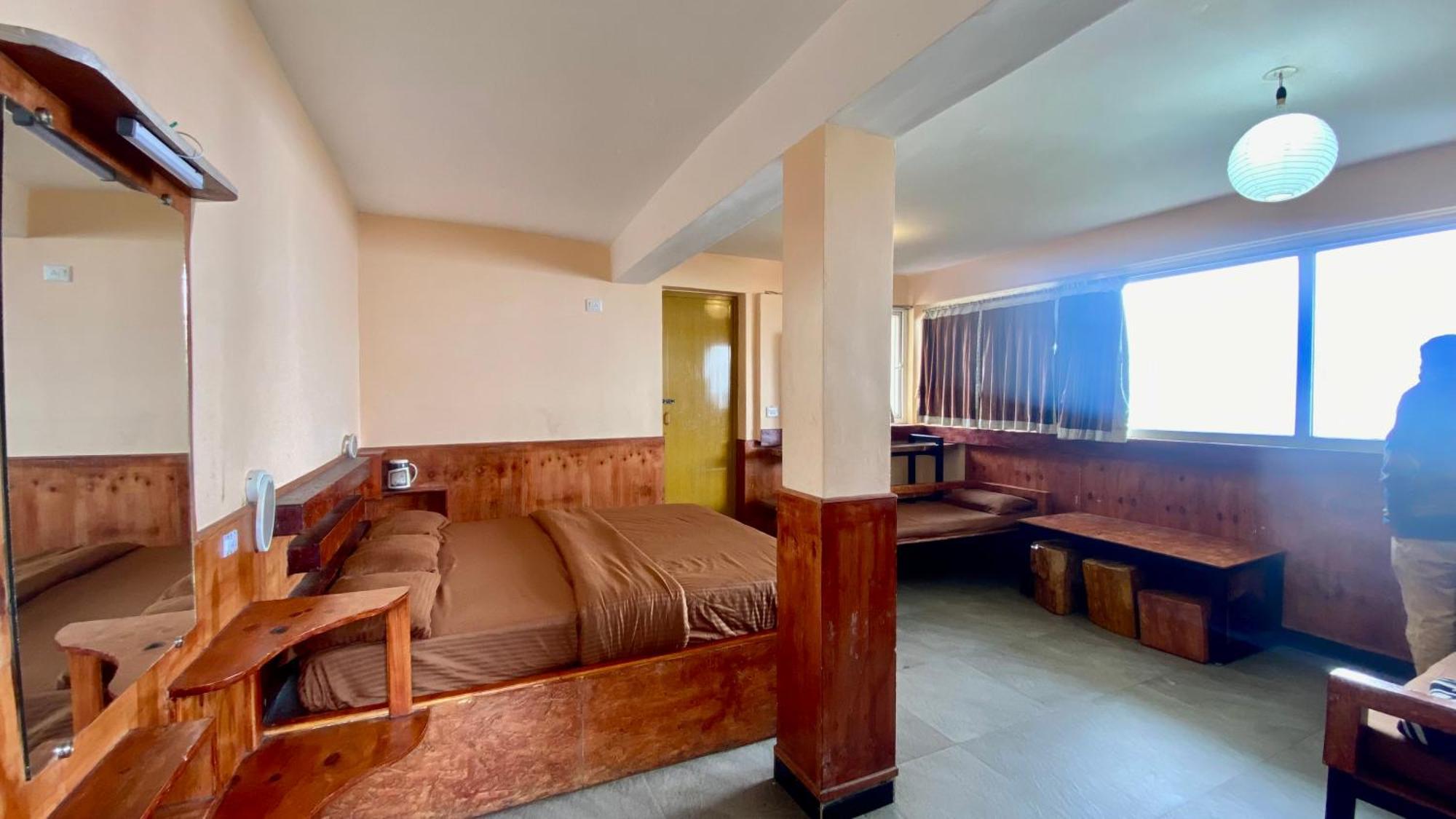 Radiance Art Residency Poombarai Hotel