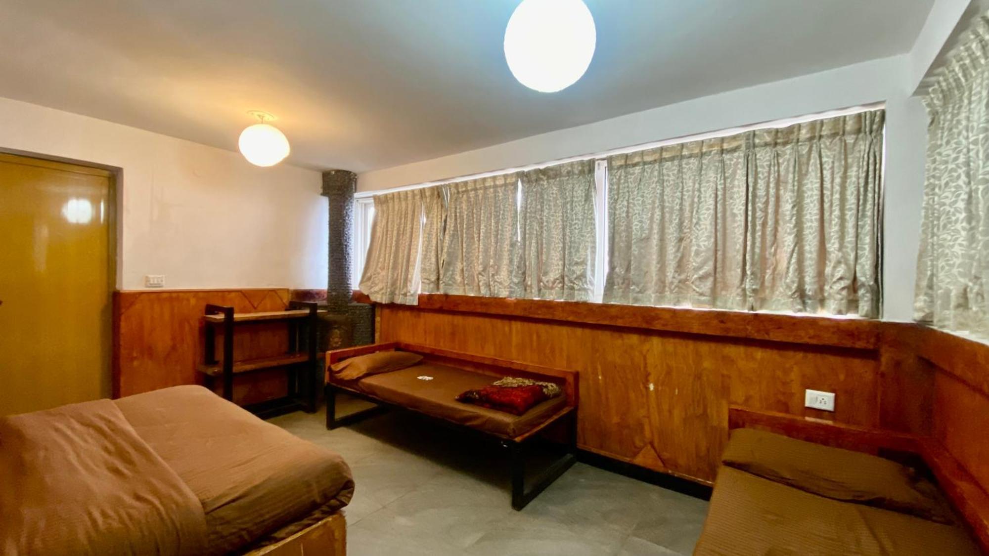 Hotel Radiance Art Residency Poombarai