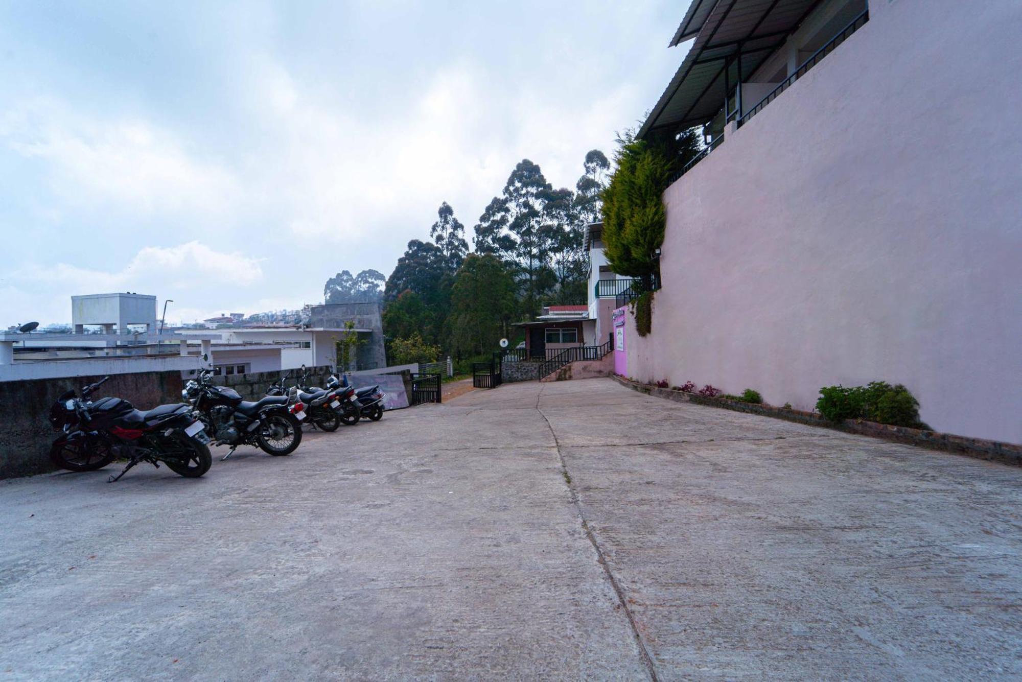 Hotel Treebo Tranquil Heights With Scenic View 3*