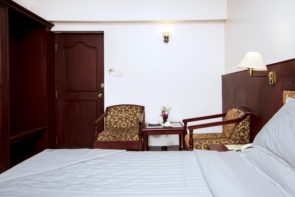 Hotel Rr Residency *