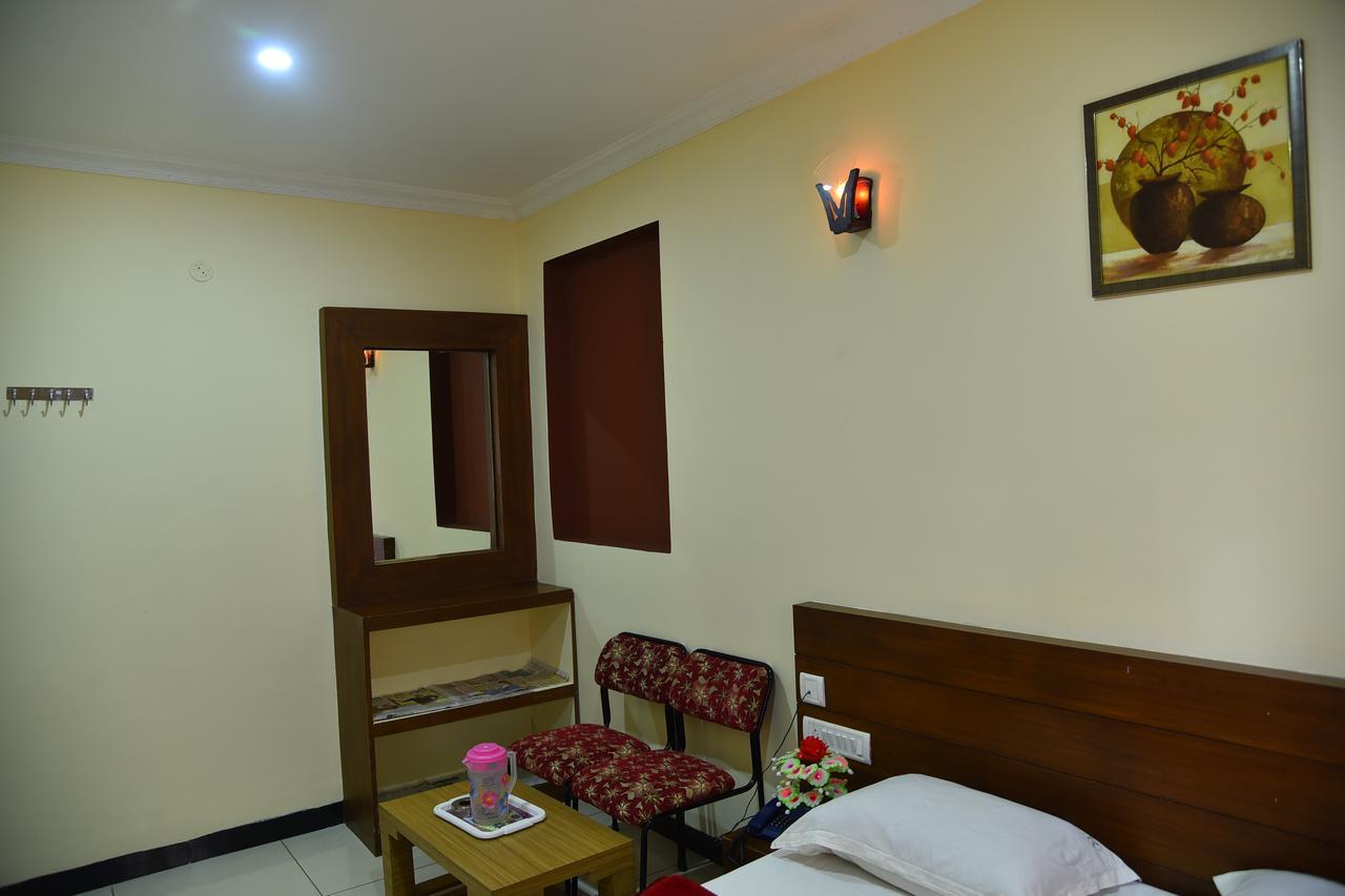 Hotel Ezhil Residency *