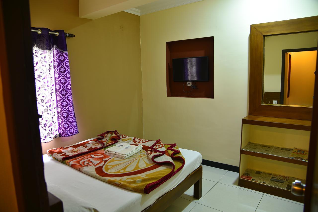 Hotel Ezhil Residency *