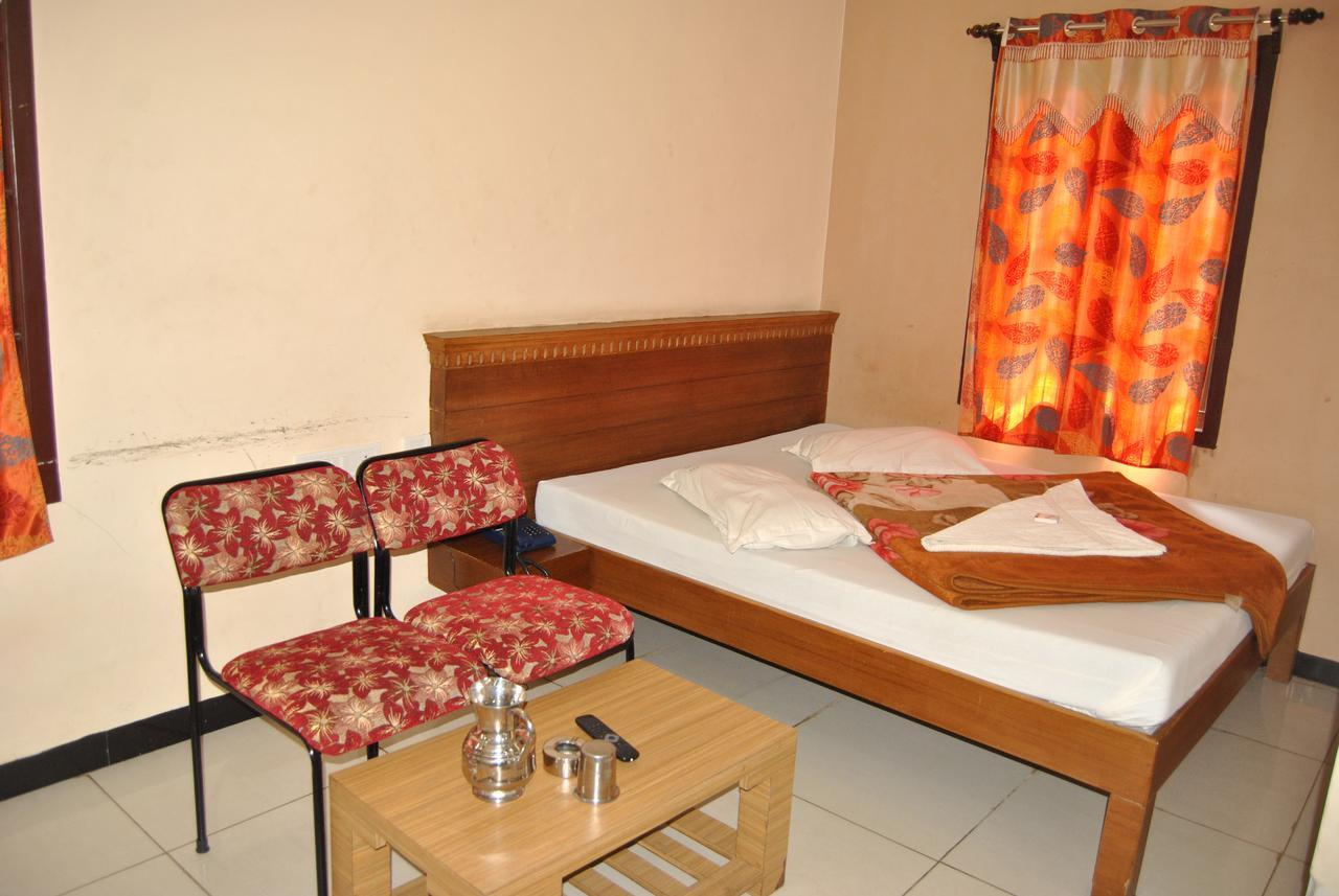 Hotel Ezhil Residency *