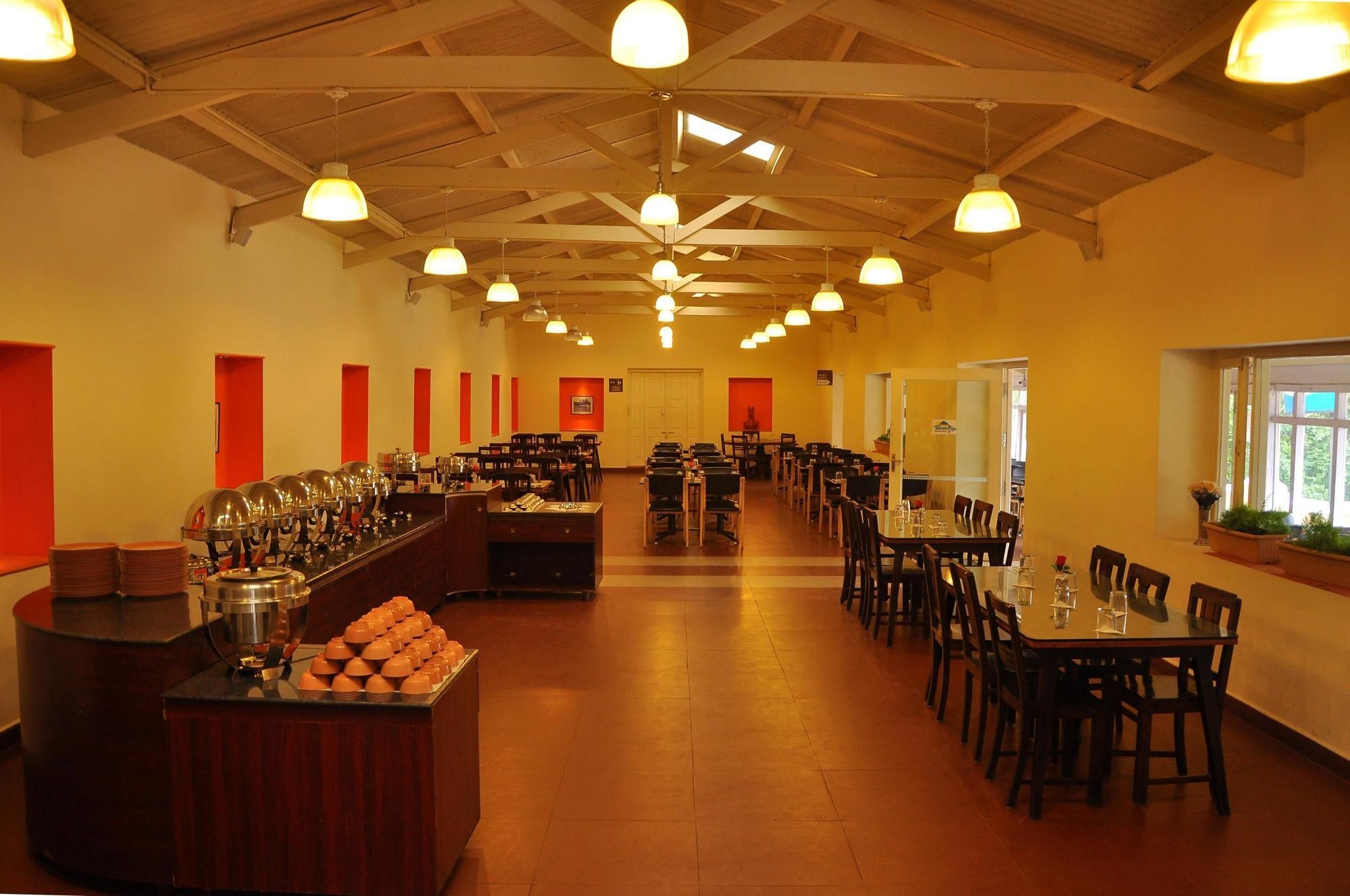 Oyo Premium Golf Club Road Hotel
