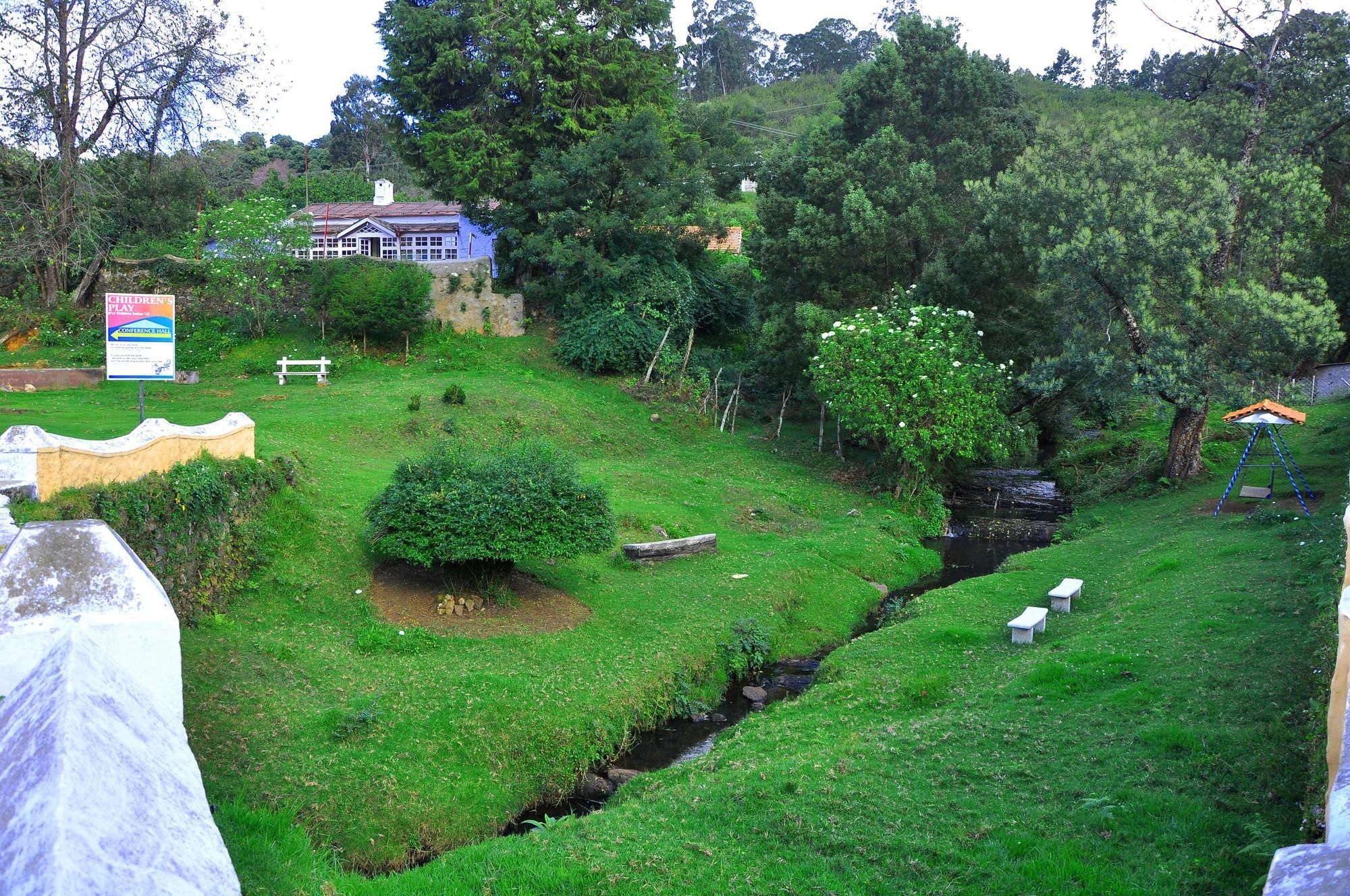 Hotel Oyo Premium Golf Club Road