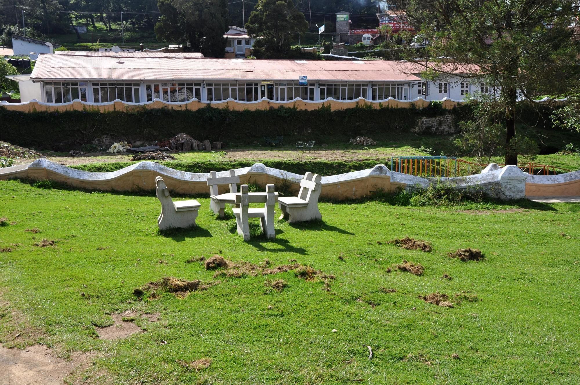 Oyo Premium Golf Club Road Hotel