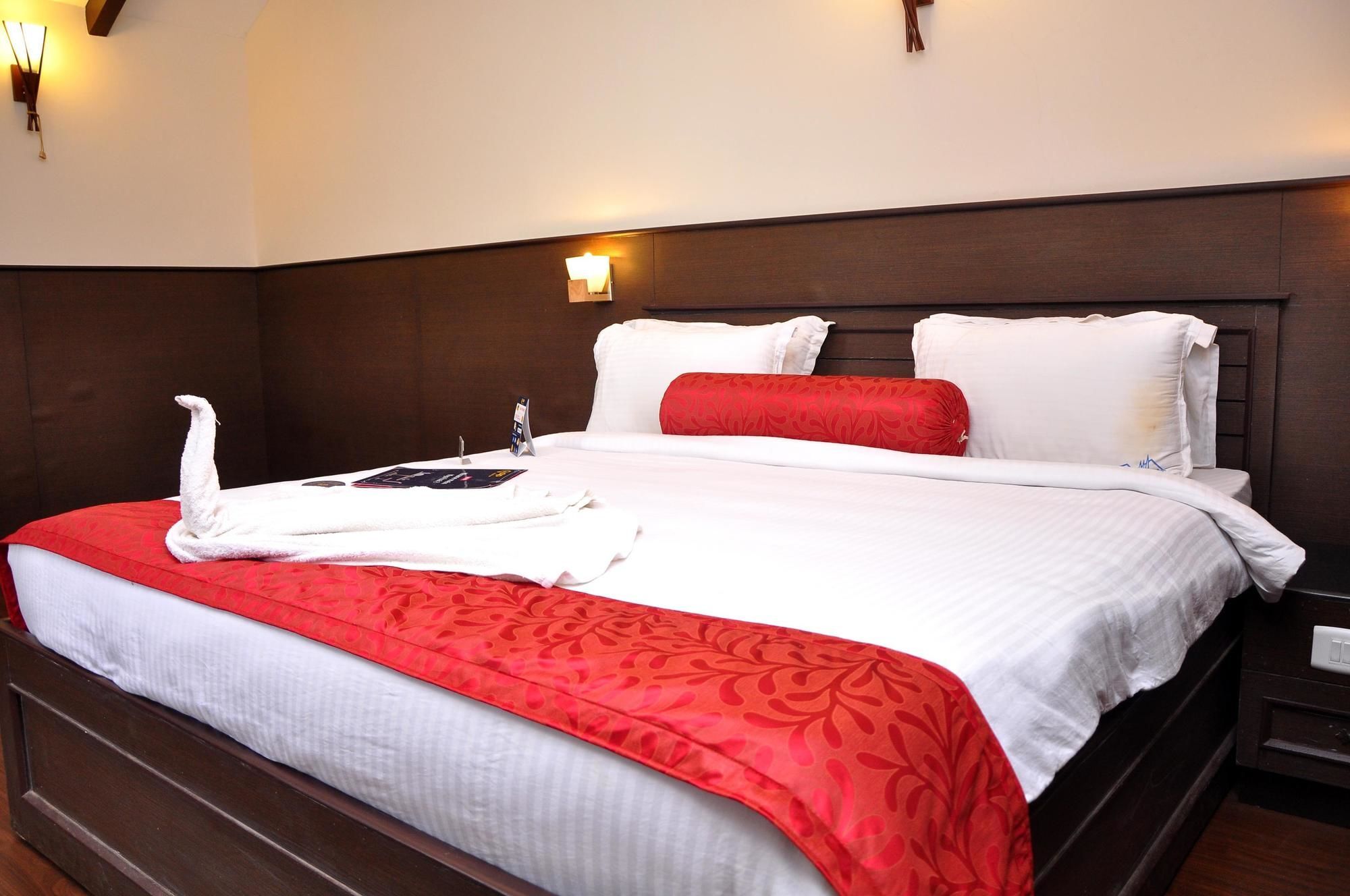 Hotel Oyo Premium Golf Club Road