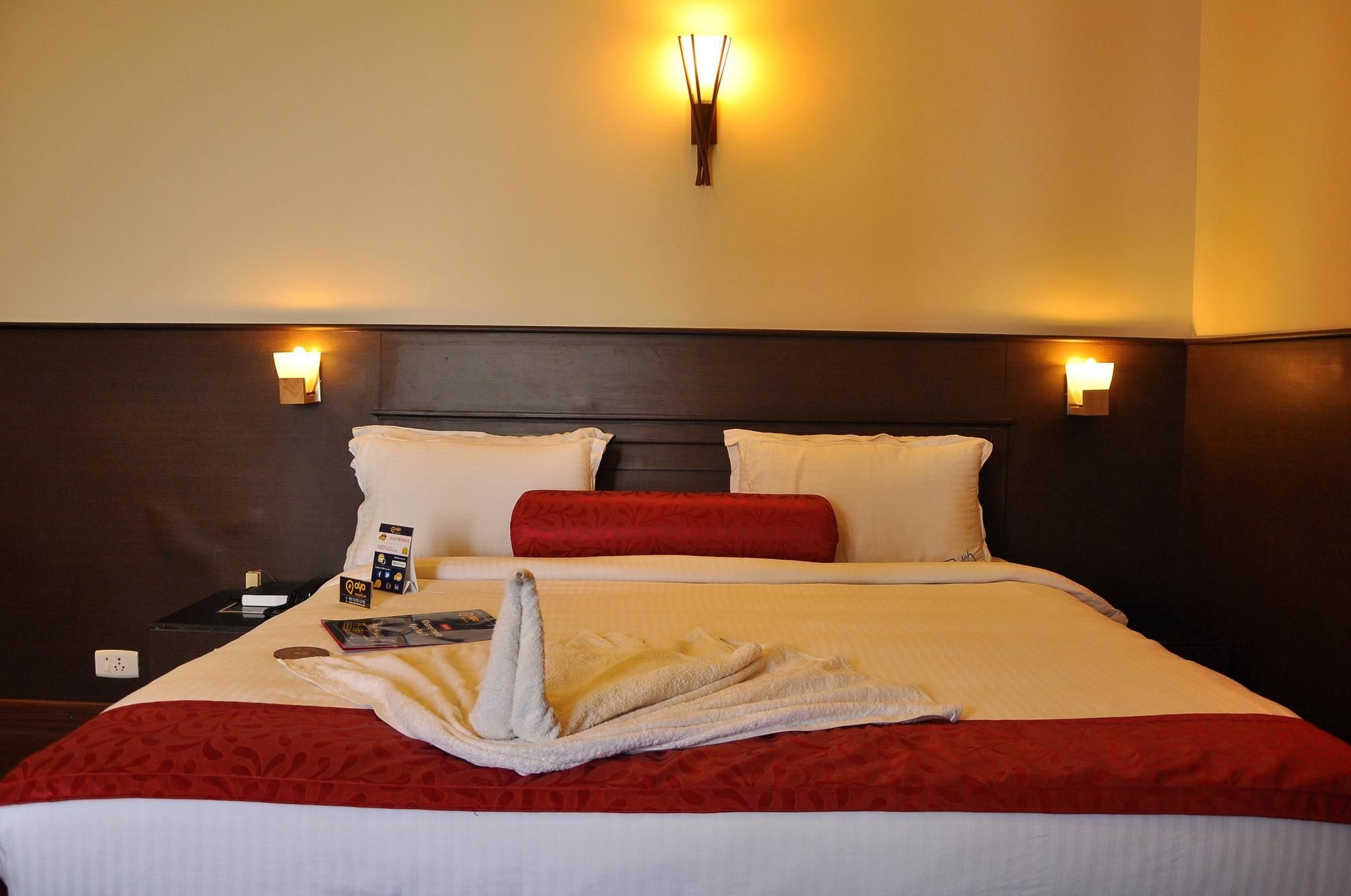 Oyo Premium Golf Club Road Hotel