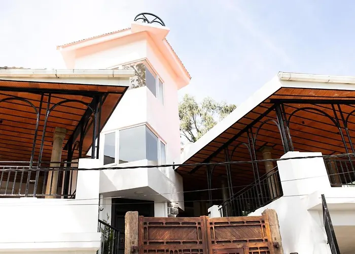 Akkandi Veedu