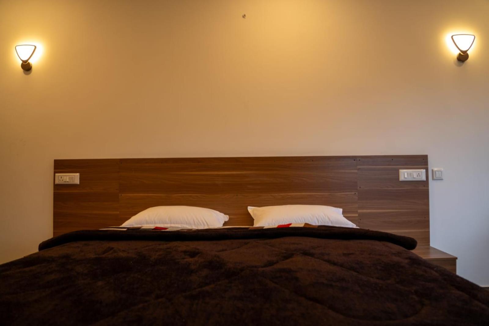 Srinu Sai Residency Hotel *