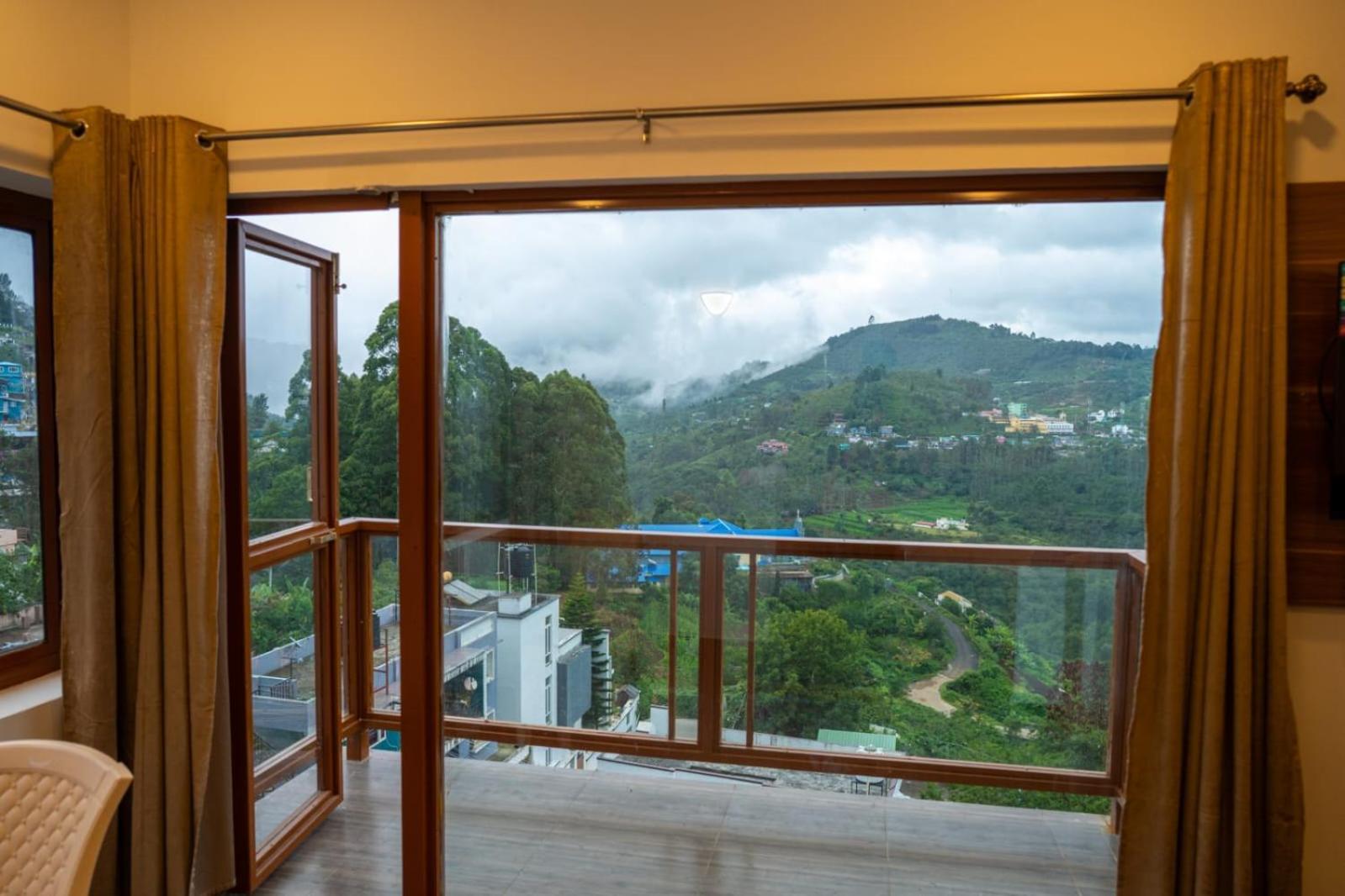 Srinu Sai Residency Hotel *
