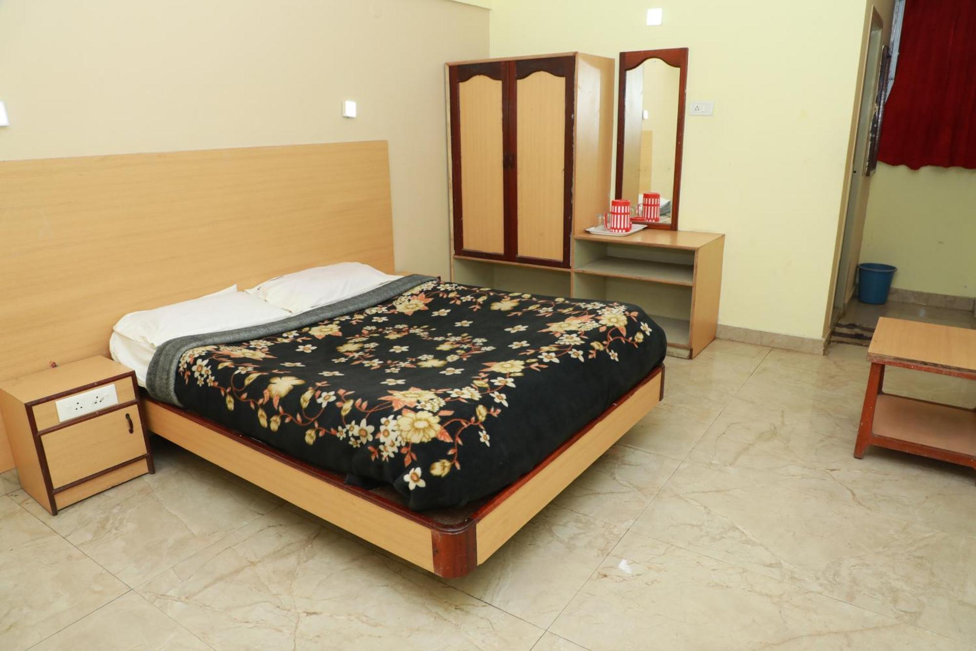 Royal Hotels, Hotel