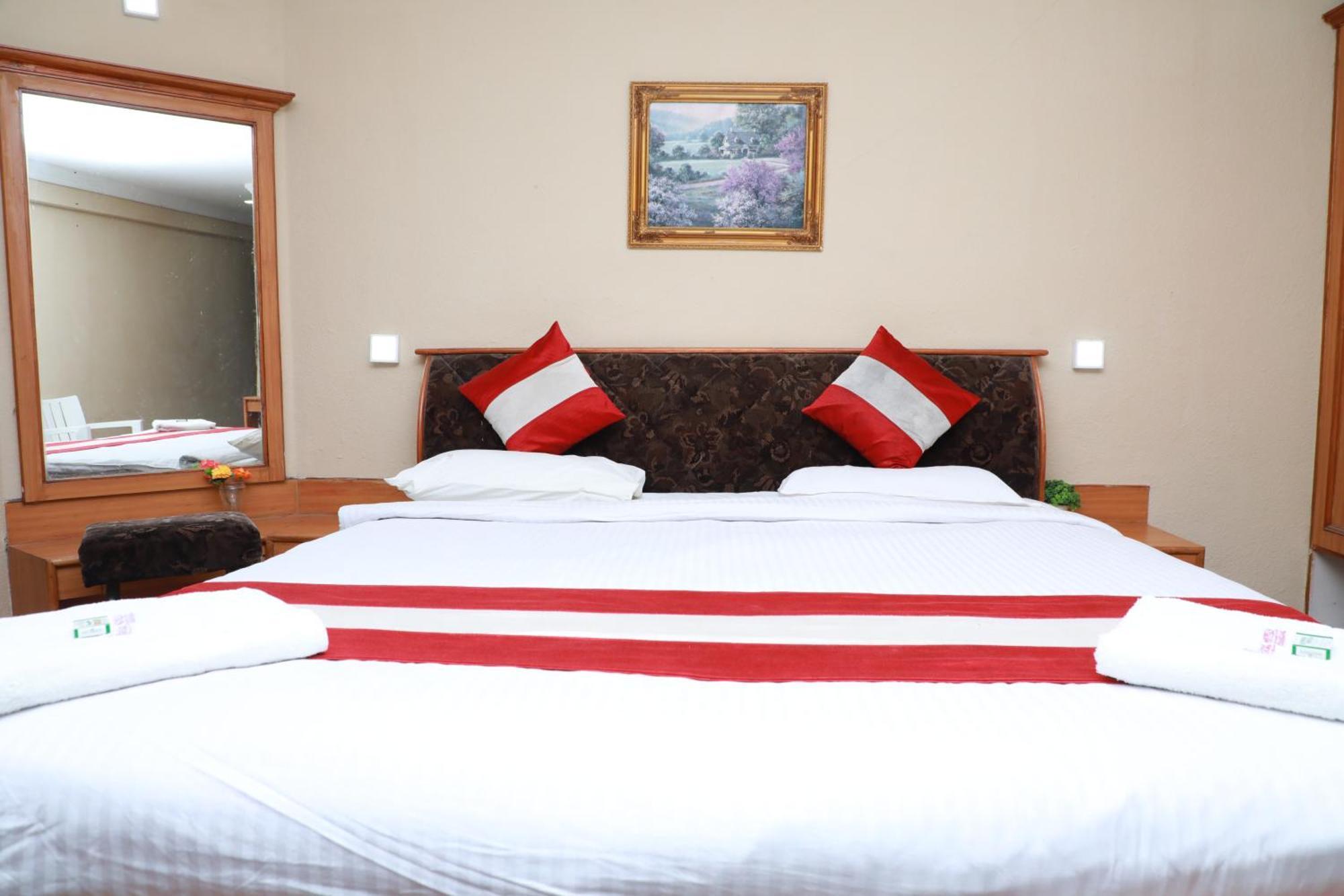 Royal Hotels, Hotel