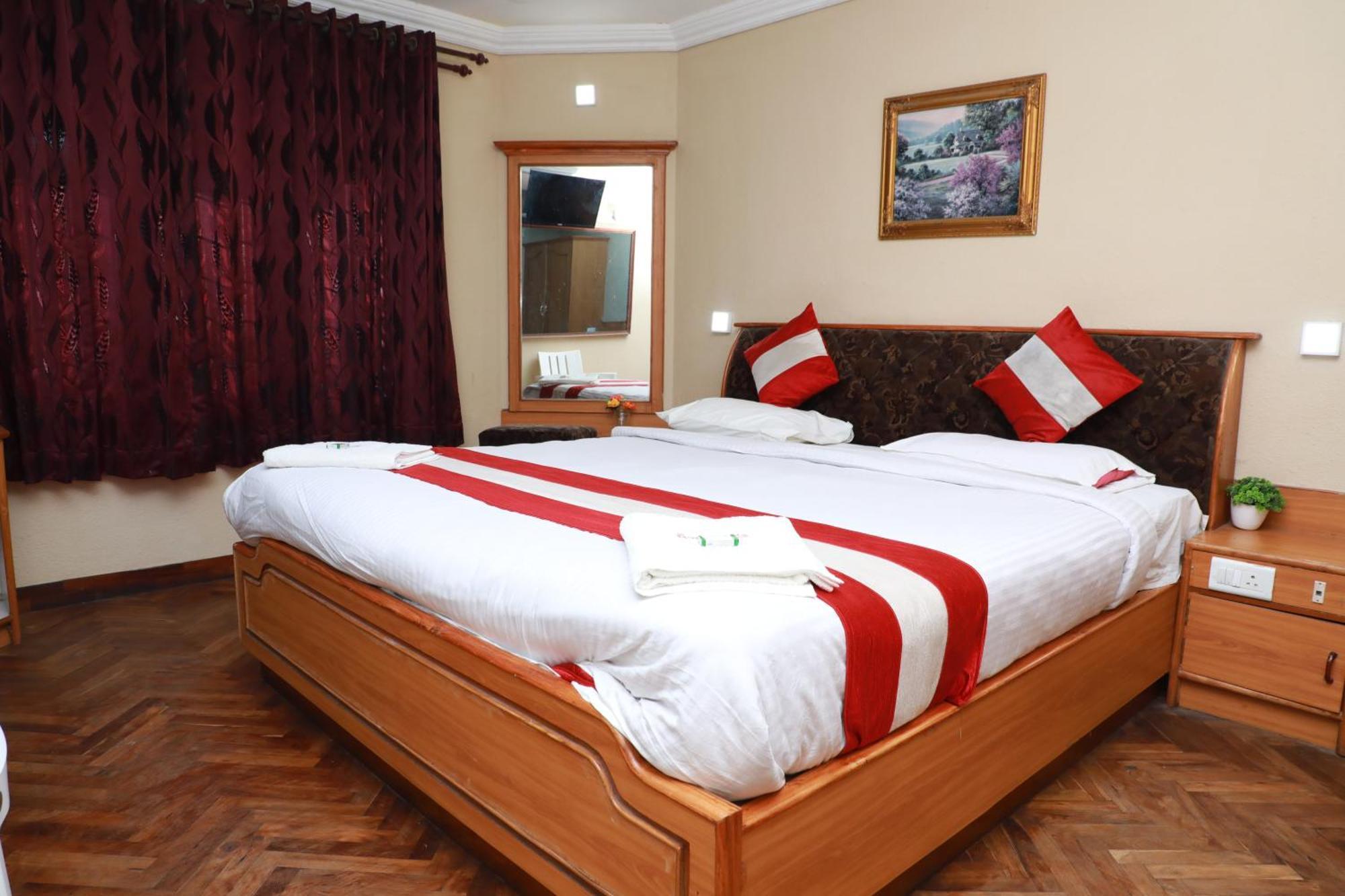 Royal Hotels, Hotel