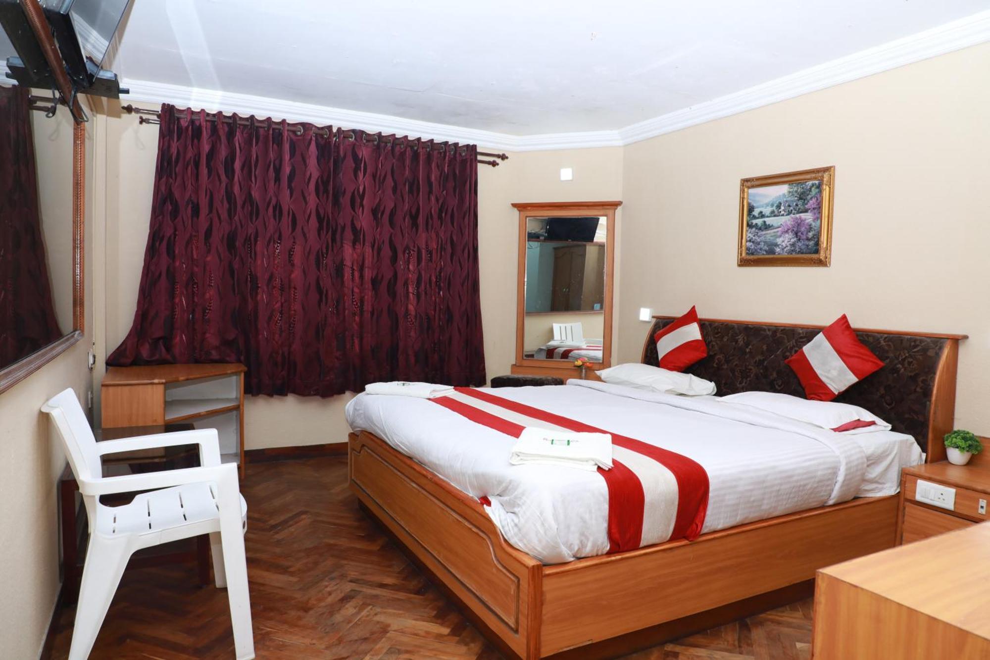Royal Hotels, Hotel
