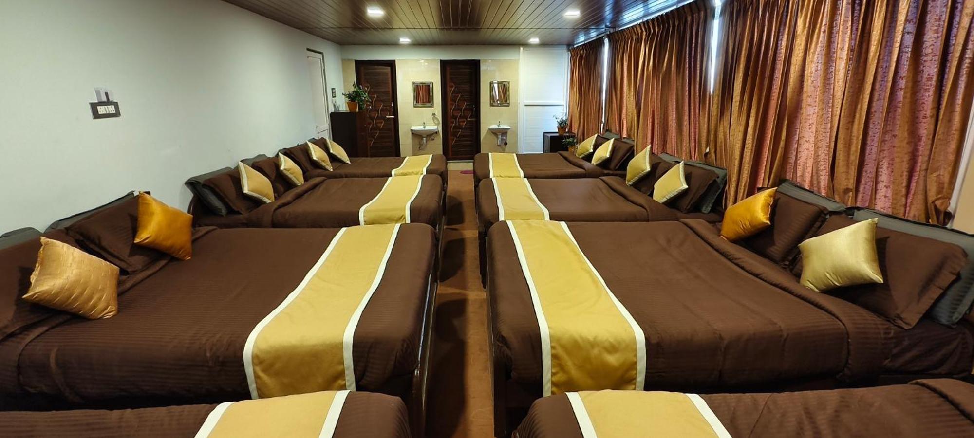 Hotel Ponmurugan Residency 2*