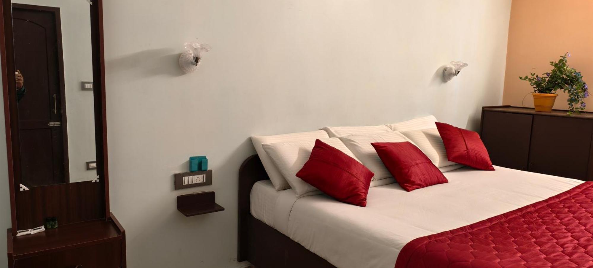 Hotel Ponmurugan Residency 2*